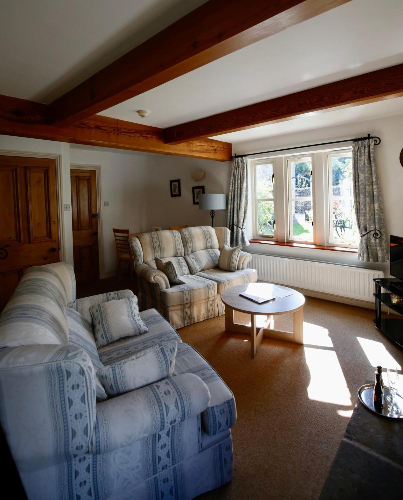 מלון גראסינגטון Ashfield House חדר תמונה The living room at The Old School House