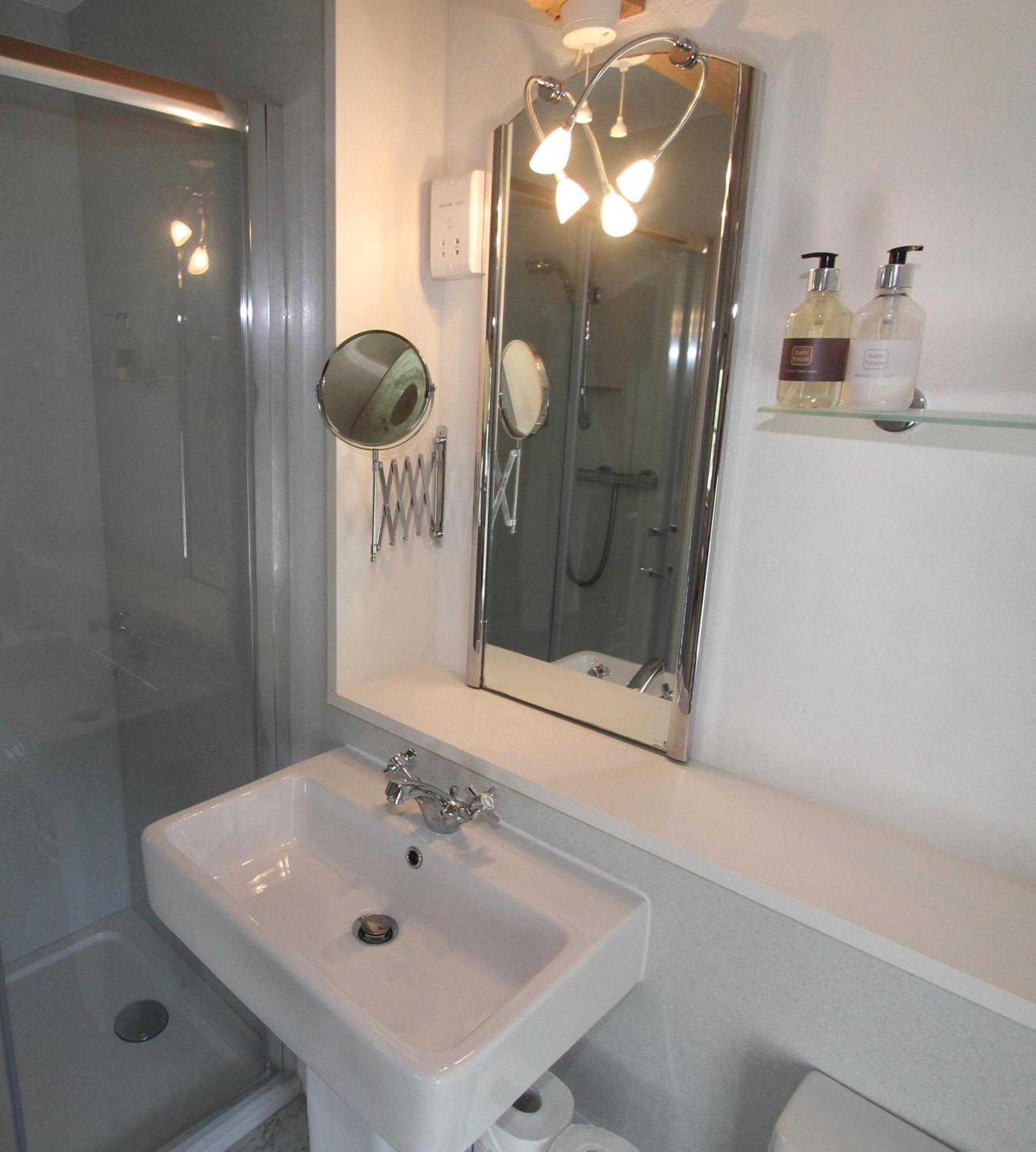 מלון גראסינגטון Ashfield House חדר תמונה A bathroom in a hotel
